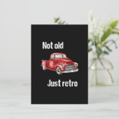 Not Old Justレトロおもしろいヴィンテージ赤ピックアップトラック 招待状 (スタンド正面)