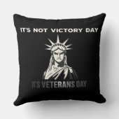 Not Victory Day - Victory Dayステートメントデザイン クッション (裏面)