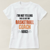 Not Yellingバスケットコーチボイスおもしろい文字 Tシャツ (デザイン正面)
