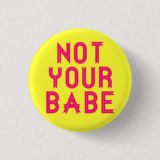 「Not Your Babe」のピン 缶バッジ (正面)
