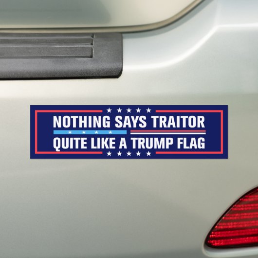 Nothing Says Traitor Quite Like a Trump Flag バンパーステッカー (車上)