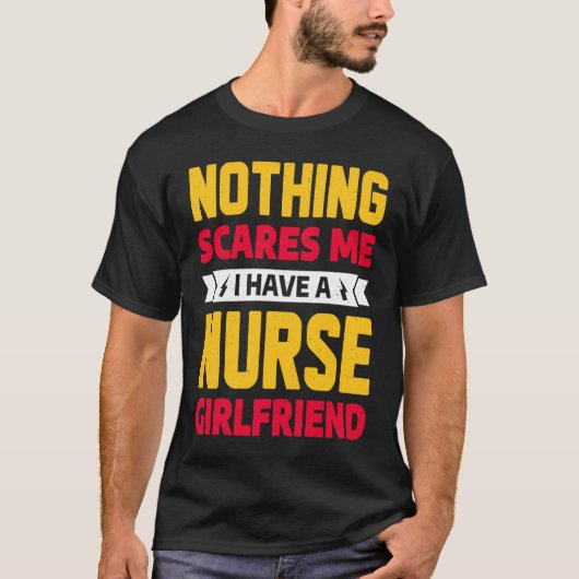 Nothing Scares Me I Have A Nurse Girlfriend Boyfri Tシャツ (正面)