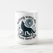 Nothing Scares Me, I Have Three Kids コーヒーマグカップ (中央)