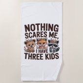 Nothing Scares Me, I Have Three Kids ビーチタオル (正面)