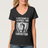 Nothing Scares Me I'm A Surveyor Tシャツ (正面)