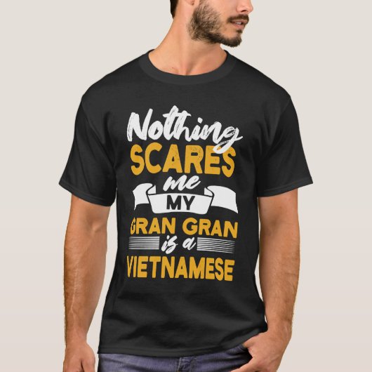 Nothing Scares Me My Gran Gran Is Vietnamese  Viet Tシャツ (正面)