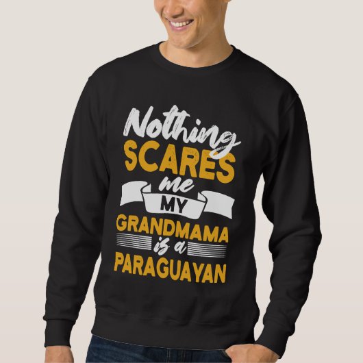 Nothing Scares Me My Grandmama Is Paraguayan  Para スウェットシャツ (正面)