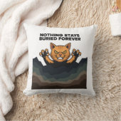 "NOTHING STAYS BURIED FOREVER" オレンジの猫のアクセント クッション (ブランケット)
