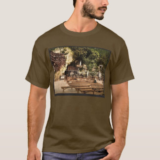 Notre Dame、ルルド、ピレネー山脈、フランの小洞窟 Tシャツ