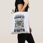 Nourished by Grace, Sustained by Faith Design トートバッグ (クローズアップ)