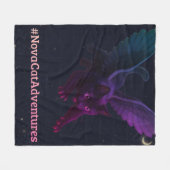 #NovaCatAdventures – Winged v2 フリースブランケット (正面(横))
