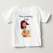 Now accepting hugs  ベビーTシャツ (正面)