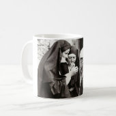 Nuns喫煙ヴィンテージ写真 コーヒーマグカップ (正面左)