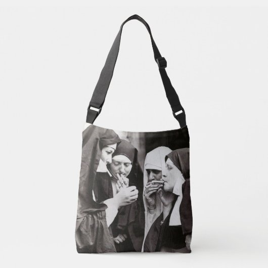 Nuns Smoking Vintage Photography クロスボディバッグ (正面)