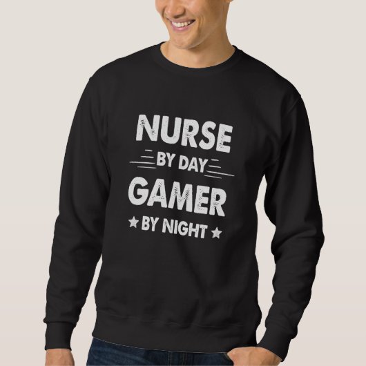 Nurse By Day Gamer By Night スウェットシャツ (正面)
