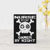 Nurse By Day Gamer By Night - Gaming Quote カード (黄色い花)