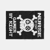 Nurse By Day Gamer By Night - Gaming Quote フリースブランケット (正面(横))