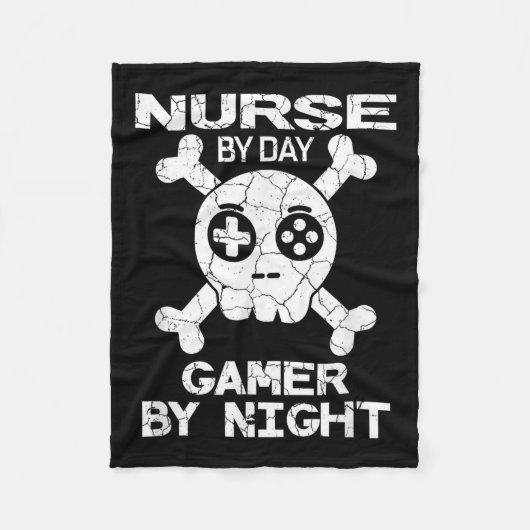 Nurse By Day Gamer By Night - Gaming Quote フリースブランケット (正面)