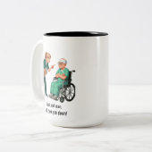 Nurse Dealing With Self Entitled Elderly Patient  ツートーンマグカップ (正面左)