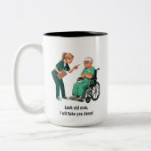 Nurse Dealing With Self Entitled Elderly Patient  ツートーンマグカップ (左)