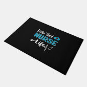 Nurse Gift | Living That Nurse Life ドアマット (アングル)