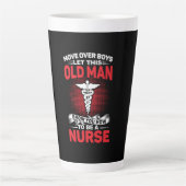 Nurse Gift | Move Over Boys Let This Old Man カフェラテマグ (正面)