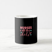 Nurse Gift | Nurse Call The Shots コーヒーマグカップ (中央)