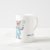 Nurse having a cup of coffee  ボーンチャイナマグカップ (正面右)