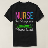 Nurse In Progress Please Wait, Funny Future Nurse Tシャツ (デザイン正面)