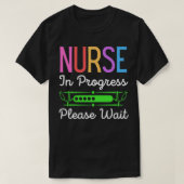 Nurse In Progress Please Wait, Funny Future Nurse Tシャツ (デザイン正面)