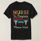 Nurse In Progress Please Wait, Funny Future Nurse Tシャツ (デザイン正面)