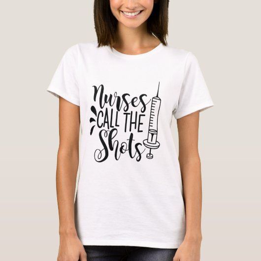 Nurses Call the Shots Funny Nurse Syringe Gift Tシャツ (正面)