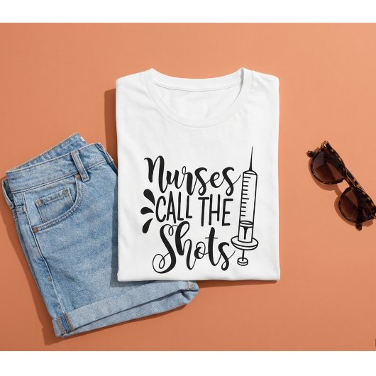 Nurses Call the Shots Funny Nurse Syringe Gift Tシャツ