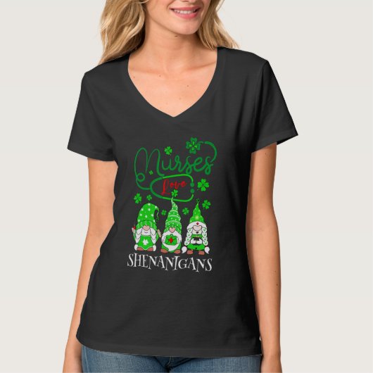 Nurses Love Shenanigans Funny Gnomes Nurse St Patr Tシャツ (正面)