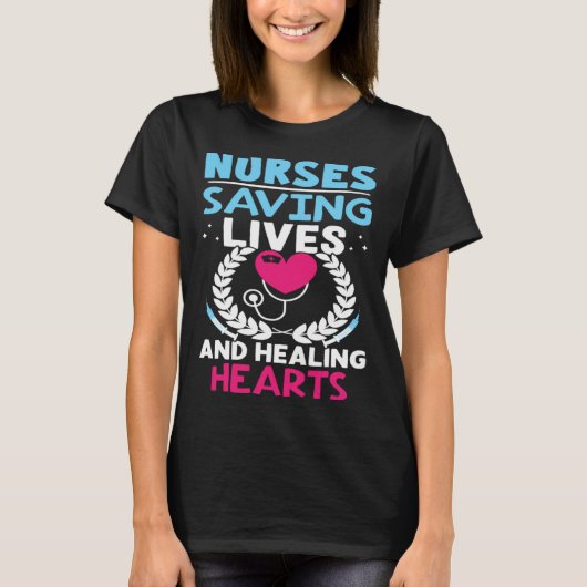 Nurses Saving Lives And Healing Hearts Tシャツ (正面)