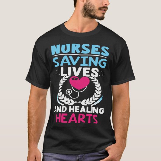 Nurses Saving Lives And Healing Hearts Tシャツ (正面)