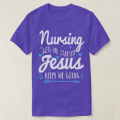 Nursing Gets Me Started Jesus Keeps Me Going Tシャツ (デザイン正面)