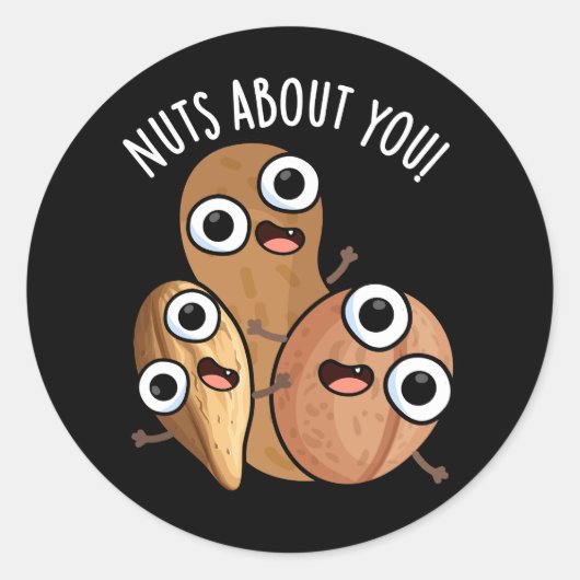 Nuts About You おもしろい Nut Puns Dark BG ラウンドシール (正面)
