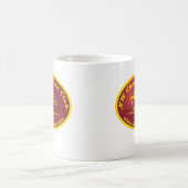 NWのクラシックなボートクラブ金ゴールド/赤いロゴのマグ コーヒーマグカップ (中央)