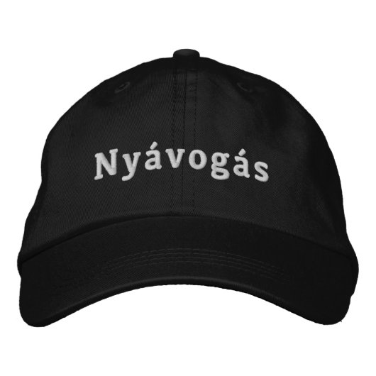 Nyávogás White Logo 刺繍入りキャップ (正面)