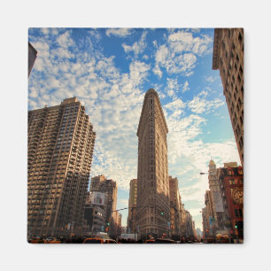 NYCのFlatironの建物、広い眺め、ふくらんでいる雲 マグネット