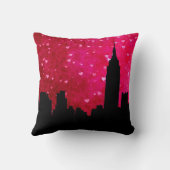 NYCスカイラインシルエット、ESB #1ピンク赤いハート クッション (裏面)