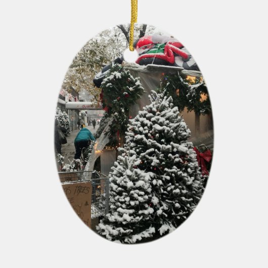 NYCニューヨーク・シティ・ツリー・スタンドからのメリークリスマス セラミックオーナメント (正面)
