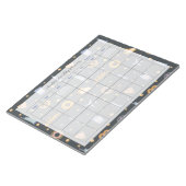 NYCパターモダンンダークグレー月プランナー名 ノートパッド (アングル)