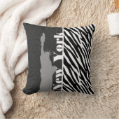 NYC; 、黒く及び白いシマウマ自由の女神は縞で飾ります クッション (ブランケット)