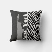 NYC; 、黒く及び白いシマウマ自由の女神は縞で飾ります クッション (裏面)