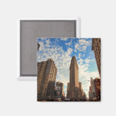 NYC's Flatiron建物、ワイドビュー、ふくらんだ雲 マグネット (正面/裏面)
