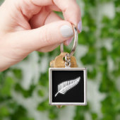 NZシルバーファーンナショナルエンブレムパトリオティックキーチェーン キーホルダー (手)