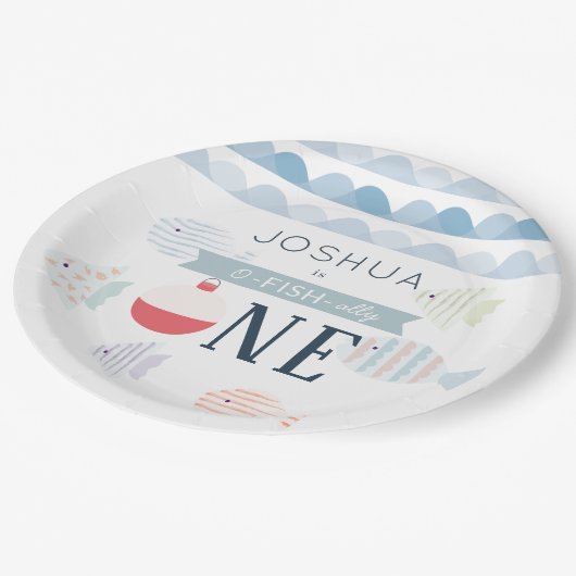 O-fish-allyワン魚釣りボーイホワイト誕生日 ペーパープレート (アングル)