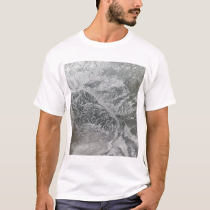 Ob Riを示しているSnowyおよびかすんでいる中央ロシア Tシャツ
